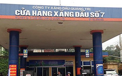 Hàng loạt xe ở Quảng Trị chết máy khi đổ xăng pha nước