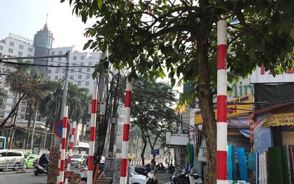 Hàng loạt biển báo giao thông bịt kín trên phố Hà Nội gây xôn xao đã bị gỡ bỏ