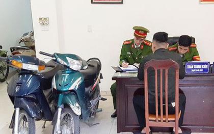 Tạm giữ 5 trường hợp cổ vũ bóng đá đi xe máy vào tuyến phố đi bộ