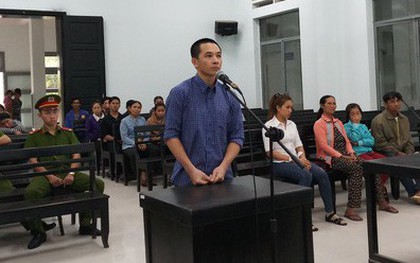 Vợ không chịu về nhà, người đàn ông bắn chết tình địch ngay giữa đường