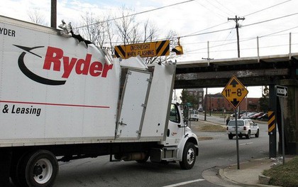 Đây là cây cầu nổi tiếng đã khiến bao chiếc xe tải bị “bào lưng” tại Mỹ