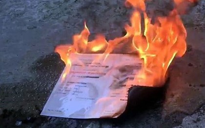 Cựu sinh viên ĐH Kinh tế TP.HCM đốt bằng tốt nghiệp, lãnh đạo nhà trường nói gì?