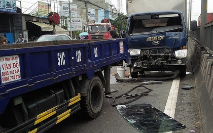Tông liên hoàn 4 xe tải, 2 người mắc kẹt ở Bình Tân