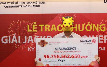 Chủ nhân giải Vietlott gần trăm tỷ ở Sài Gòn lĩnh thưởng