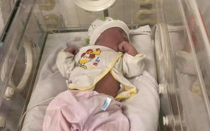 Phát hiện bé gái vừa chào đời bị bỏ trong túi nilon