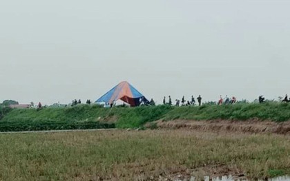 Nữ chủ tiệm tóc chết cháy trên đê, xe máy mang theo biến mất