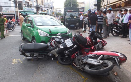 Taxi tông hàng loạt xe máy đang dừng chờ đèn tín hiệu