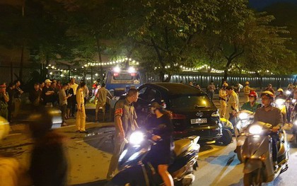 Tài xế Audi Q5 bỏ đi sau khi tông Mercedes và 2 xe máy