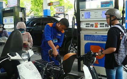 Giá xăng tiếp tục giảm mạnh, xăng RON 95 về dưới 20.000 đồng/lít