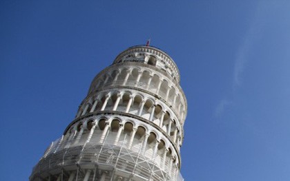 Tháp nghiêng Pisa đang...“ngày càng thẳng“