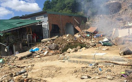 Đau xót kỷ vật cuối cùng của gia đình thầy giáo thiệt mạng sau lũ dữ