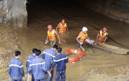 Cuộc chạy đua với thời gian tìm kiếm 2 phu vàng bị nước cuốn trong hang sâu