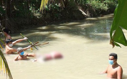 Hãi hùng thi thể bị dìm dưới nước bởi 5 thanh tre, 2 chân bị trói