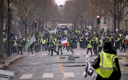 Pháp hoãn tăng thuế nhiên liệu sau cuộc biểu tình lớn nhất trong vòng 50 năm