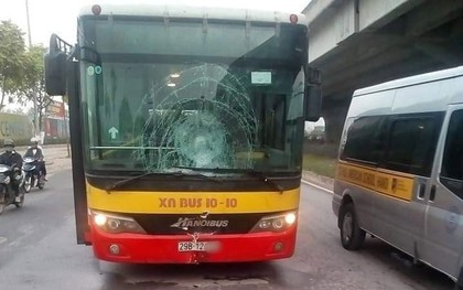 Xe máy phóng ngược chiều tông vỡ kính xe buýt, nam thanh niên thiệt mạng ở Hà Nội