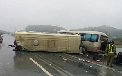 Hai ô tô khách đâm nhau lật ngửa trên cao tốc Nội Bài - Lào Cai