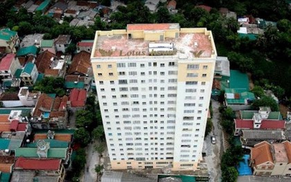 Bé trai 3 tuổi ở chung cư bị vữa bê tông rơi trúng gây tử vong
