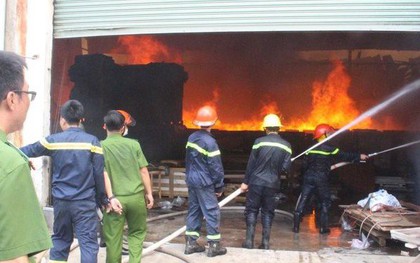 Xưởng gỗ cháy kinh hoàng, nhiều công nhân mất việc ngày cận Tết