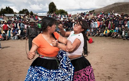 Người dân Peru đánh nhau tay bo để chào năm mới, bõ tức lại ôm nhau làm hòa