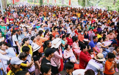 Khu vui chơi ở Sài Gòn "nghẹt thở" ngày đầu năm mới 2019, người dân chen nhau để có chỗ nghỉ ngơi