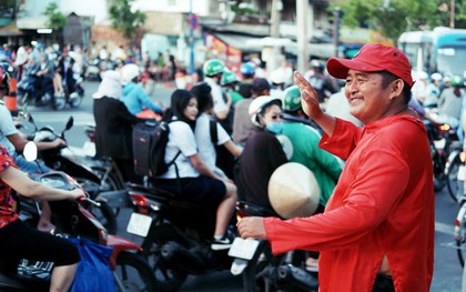 Phía sau đoạn clip người đàn ông mặc áo dài đỏ, nhảy múa trên hè phố Sài Gòn: "Kiếm tiền cho con đi học, có gì phải xấu hổ"