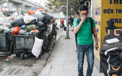 Ảnh, clip: 4 ngày không đổ rác do người dân chặn xe tải vào bãi, nhiều quận nội thành Hà Nội ngập ngụa trong phế thải
