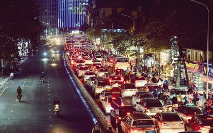 Ảnh: Nhiều tuyến đường Hà Nội ùn ứ kéo dài, người dân chôn chân trong mưa rét