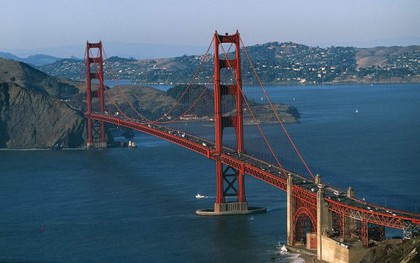Lạ lùng nhỉ: Cầu Cổng Vàng nổi tiếng nước Mỹ lại có màu sơn... gần như là đỏ?