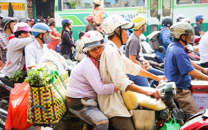 Hình ảnh người phụ nữ lấm lem siết chặt cái ôm, tranh thủ dựa lưng chồng chợp mắt trên đường phố Sài Gòn khiến nhiều người rưng rưng