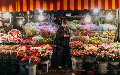 Chùm ảnh: Chợ hoa Quảng An sáng đèn, lung linh những ngày giáp Tết