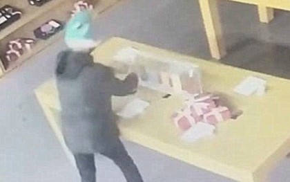 "Vỡ mặt" vì phá cửa kính, tên trộm Trung Quốc quá xui khi lấy được toàn smartphone hàng mẫu vô giá trị