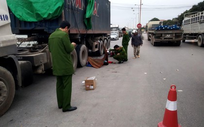 Ngã vào gầm xe container, đôi nam nữ đi xe SH tử vong