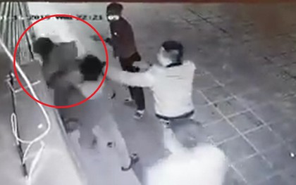 Clip: Nhóm thanh niên túm tóc, đánh đập một cô gái giữa khu chung cư lớn tại Hà Nội