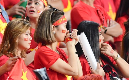 Fan nữ tuyển Việt Nam cầu nguyện, vài phút lại nhìn đồng hồ mong hết giờ trong chiến thắng Yemen