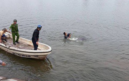 Hà Nội: Công an dùng cano cứu sống người đàn ông nhảy hồ Linh Đàm tự tử