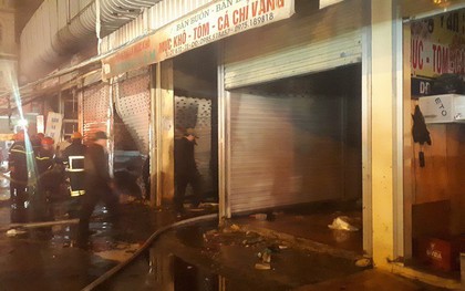 Chợ đầu mối rộng 16.000 m2 với hơn 700 điểm kinh doanh ở Thanh Hóa bất ngờ bốc cháy, 2 ki ốt bị thiêu rụi