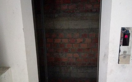 Suýt bước vào thang máy không có... cabin