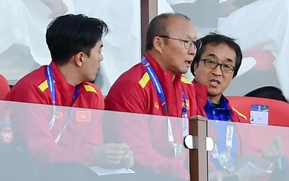 HLV Park Hang-seo và trợ lý đến xem trận thua của Hàn Quốc ở tứ kết Asian Cup 2019