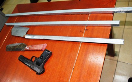 Thanh Hóa: 2 đối tượng đi xe máy không biển số vứt lại súng K54 rồi bỏ chạy khi gặp cảnh sát cơ động