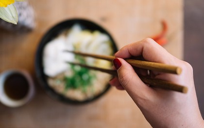 Đôi đũa là món đồ người châu Á sử dụng trong bữa cơm mỗi ngày, nhưng ở mỗi đất nước lại khác nhau thế này đây