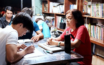 Chuyện cảm động trong lớp học miễn phí cho công nhân, tài xế nghèo ở Sài Gòn: Sáng mưu sinh tối cắp sách học chữ!