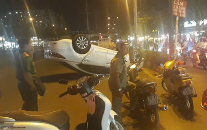 Tài xế nghi say xỉn sau tiệc cuối năm, lái ô tô lộn vòng rồi “phơi bụng” ngay đèn đỏ ở Sài Gòn