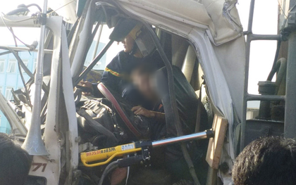 12 cảnh sát mất hơn 30 phút giải cứu tài xế xe tải kẹt cứng trong cabin sau tai nạn