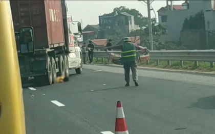 Hà Nội: Căng dây phân làn đường trên cao tốc, nam công nhân bị xe container tông tử vong