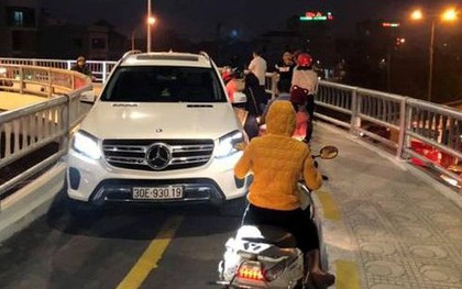 Hà Nội: Tài xế lái ô tô Mercedes đi vào cầu dành cho xe máy, còn đá vào đầu người phụ nữ bên đường khiến nhiều người bức xúc