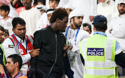 Làm loạn trên khán đài, nhiều CĐV chủ nhà UAE bị cảnh sát đuổi ra ngoài sân