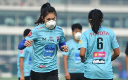 Hy hữu: Tuyển thủ Thái Lan phải đeo khẩu trang tập luyện vì ô nhiễm ở Bangkok