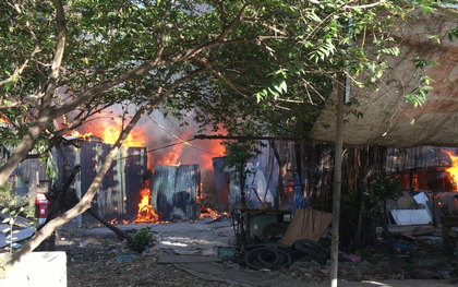 7 căn phòng trọ cùng 1 nhà dân bị cháy rụi lúc sáng sớm ở Sài Gòn
