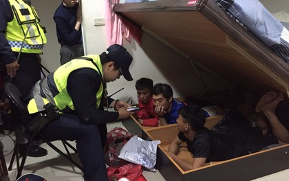 Bị tóm vì sử dụng ma tuý ở Đài Loan, thanh niên Việt đưa cảnh sát về nhà bắt thêm 3 bạn đang trốn dưới gầm giường