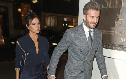 Vợ chồng Beckham nắm chặt tay để chứng minh vẫn hạnh phúc, nhưng biểu cảm của Vic lại gây phản tác dụng